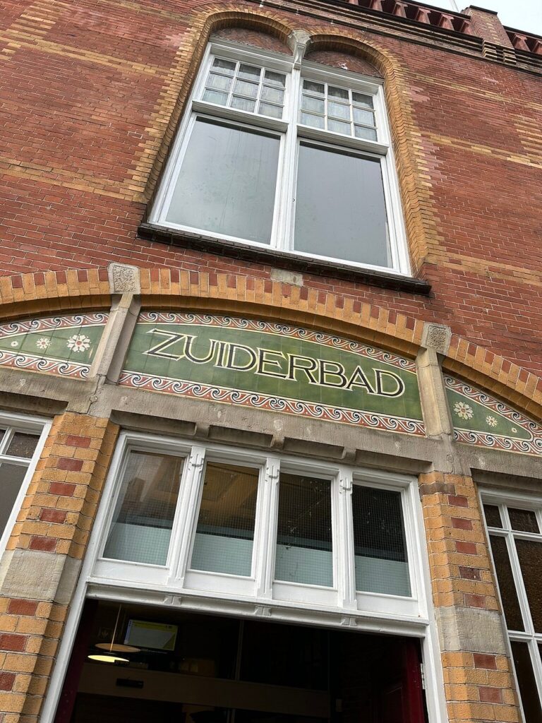 zuiderbad naam op voorgevel