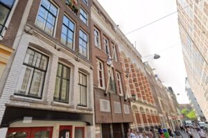 Hoofdentree sociëteit Warmoesstraat door Witte Bouw