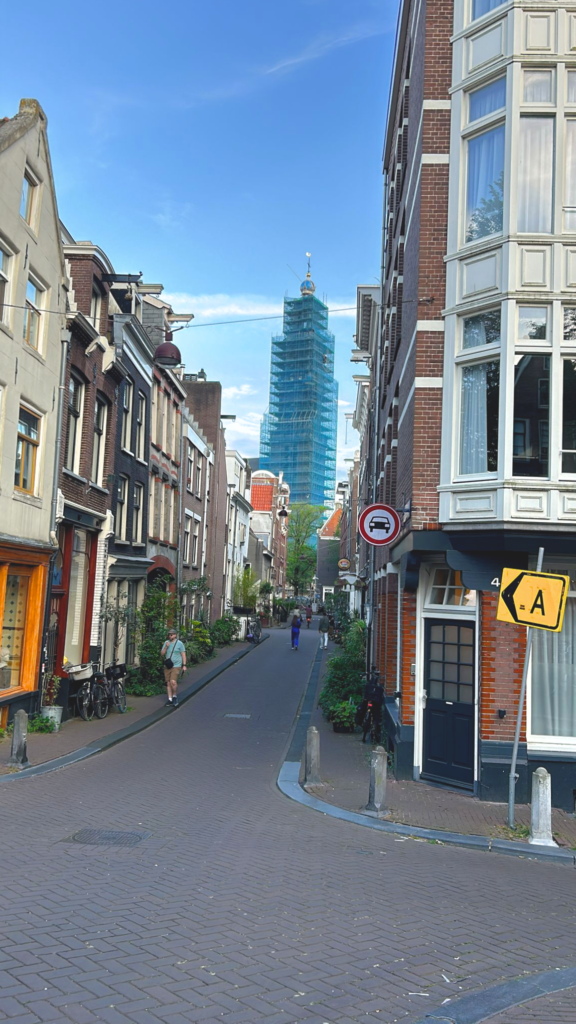 Westertoren vanuit Amsterdams straatje gefotografeerd