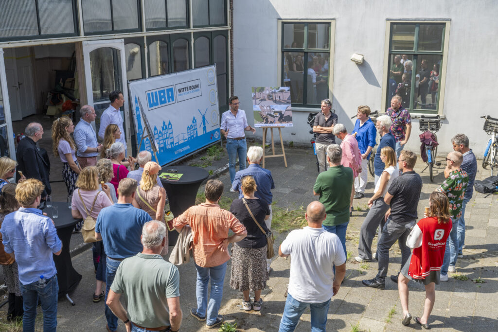 Witte Bouw tijdens persmoment fietsenstalling Lange Mare Leiden, fotograaf: buro JP