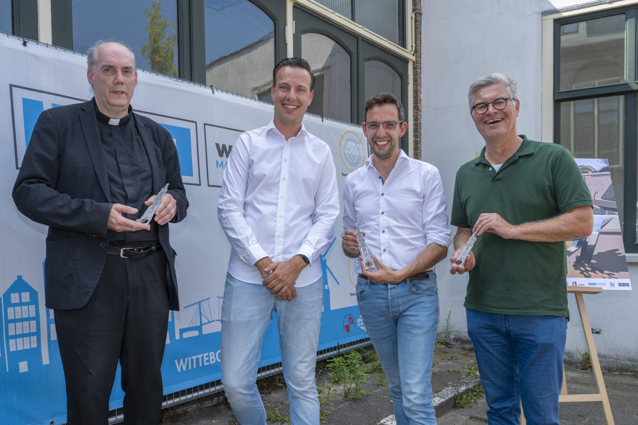 Teamfoto tijdens persmoment nieuwe fietsenstalling Lange Mare Leiden, fotograaf: buro JP
