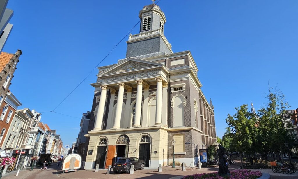 Harteburgkerk Leiden helderblauwe lucht op persmoment fietsenstalling Lange Mare van start door Witte Bouw