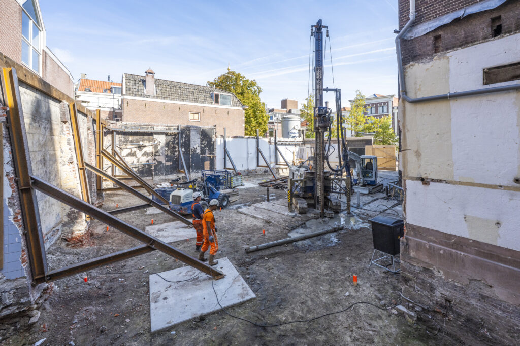 De eerste paal in Leiden wordt erin geschroefd.