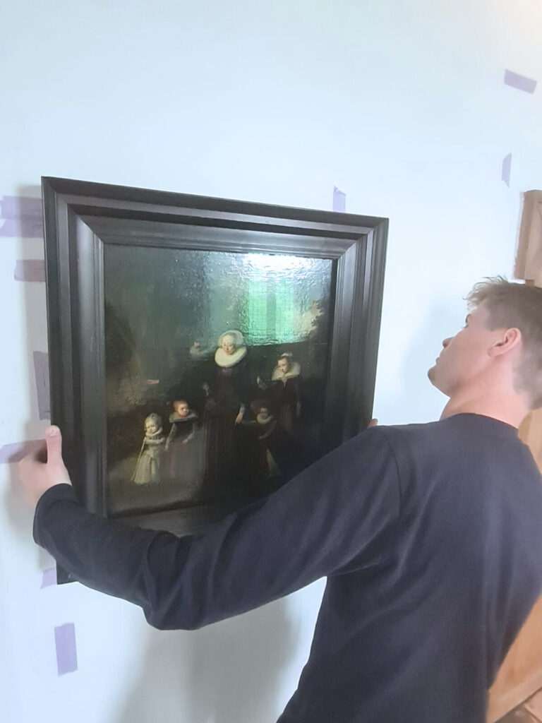 Schilderijen in het Muiderslot ophangen