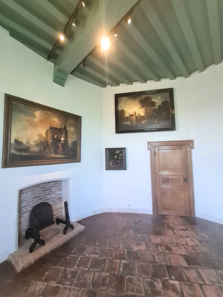 Schilderijen in het Muiderslot ophangen