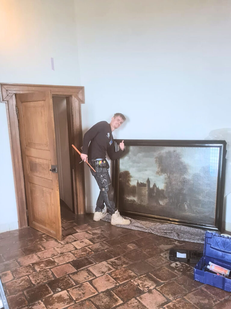 Schilderijen in het Muiderslot ophangen