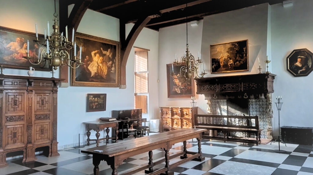 Nieuwe schilderijen in het Muiderslot ophangen, 2025