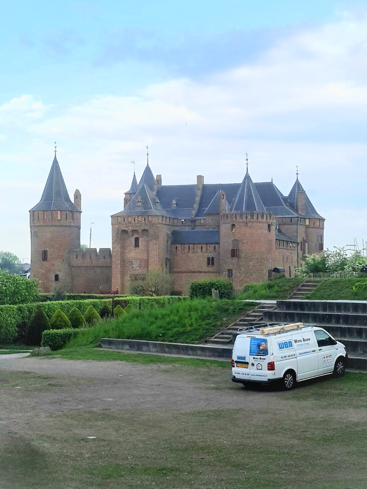 Nieuwe schilderijen in het Muiderslot ophangen, 2025