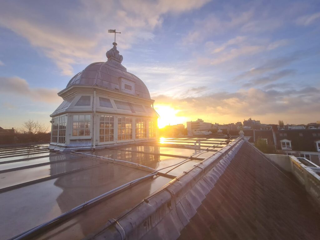 Zonsopkomst Lantaarn bovenop het dak, MJOP bij het Joods Museum door Witte Bouw (2025)