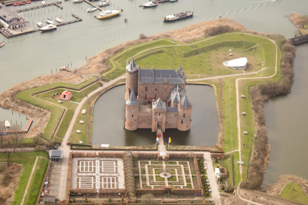 Mezekouwen van het Muiderslot door Witte Bouw aangepast - Foto: Door Johan Bakker