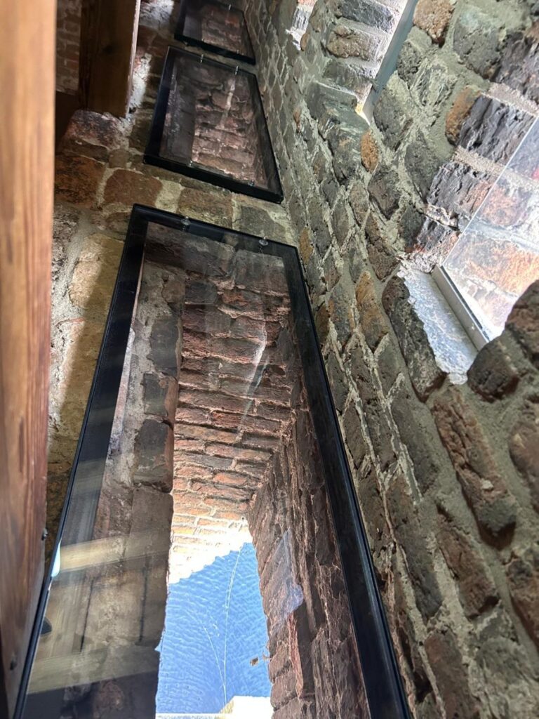 Mezekouwen van het Muiderslot door Witte Bouw aangepast